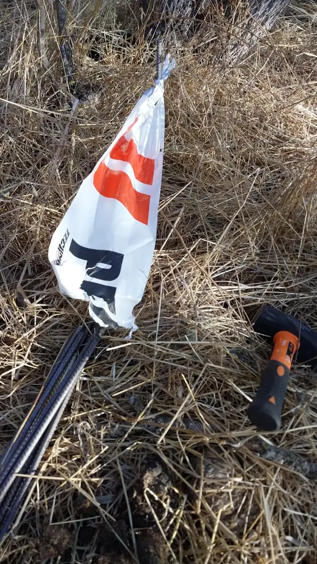 Fierros de acero para estacado de deslindes con marcación de alta visibilidad naranja, preparados para su instalación en terreno