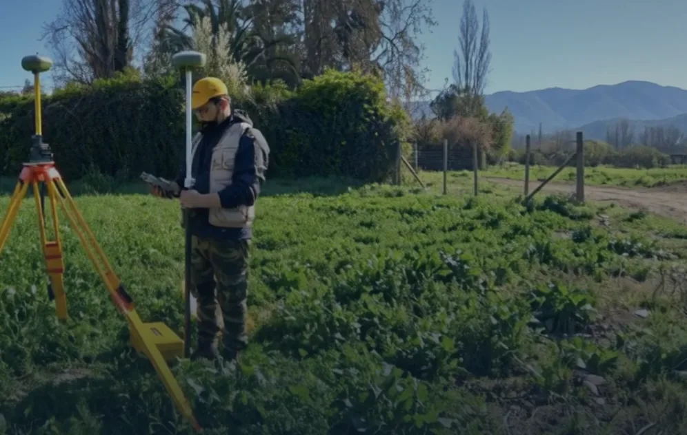 Topógrafo trabajando en terreno con equipos GPS Base y Móvil RTK